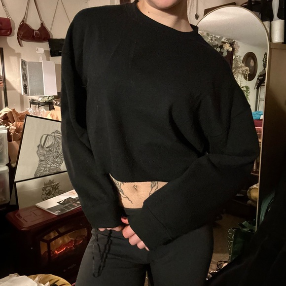 black cropped sweatshirt - Picture 8 of 9